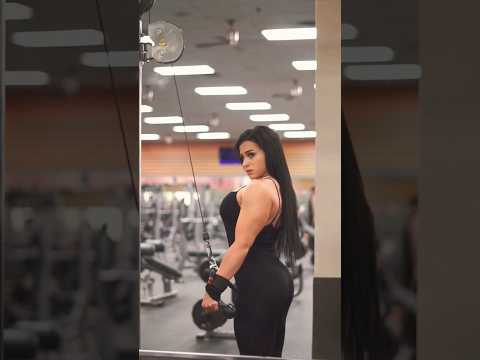 CrossFit athlete chest and triceps workout 🔥 #gymmotivation #fitness #crossfit #fbb #fitgirl #gym