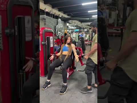 Female bodybuilder lifts a guy 😂😂 /Gym funny moments 🔥🔥 #shorts #thegymloversstatus