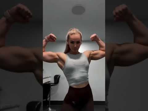 muscle girl flexing#girlfitness #musclegirl #gymgirl