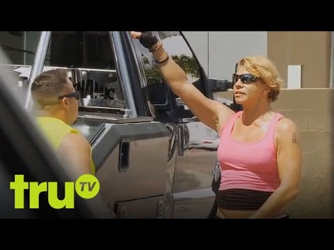South Beach Tow – Female Bodybuilder Has Road Rage